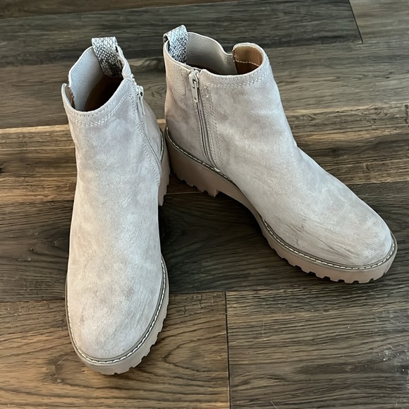 Universal Thread Taupe Ankle Boots - Picture 2 of 8